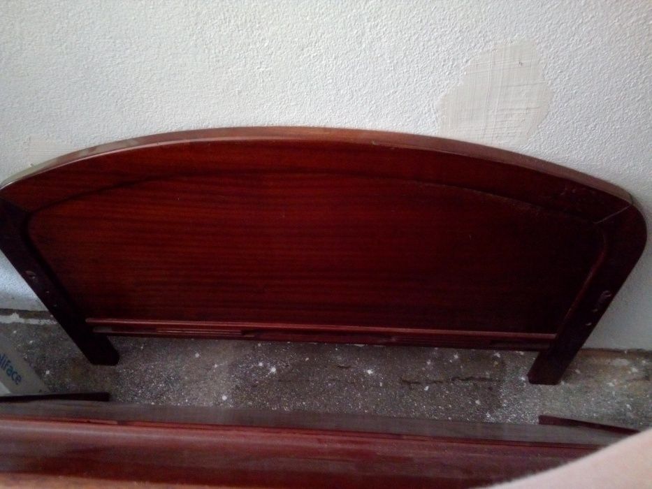 Vende-se cama de solteiro e colchão de casal