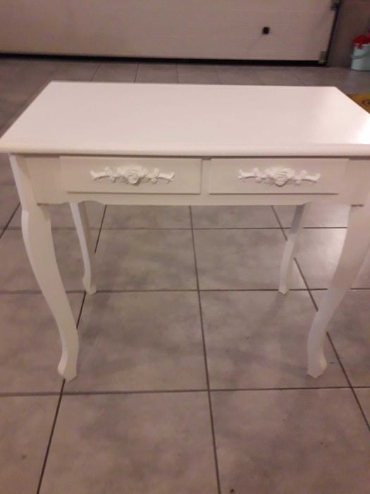 Stol stylizowany bialy