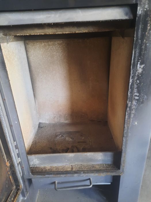 Kominek wolnostojacy typu koza. 7 kw.Duże palenisko