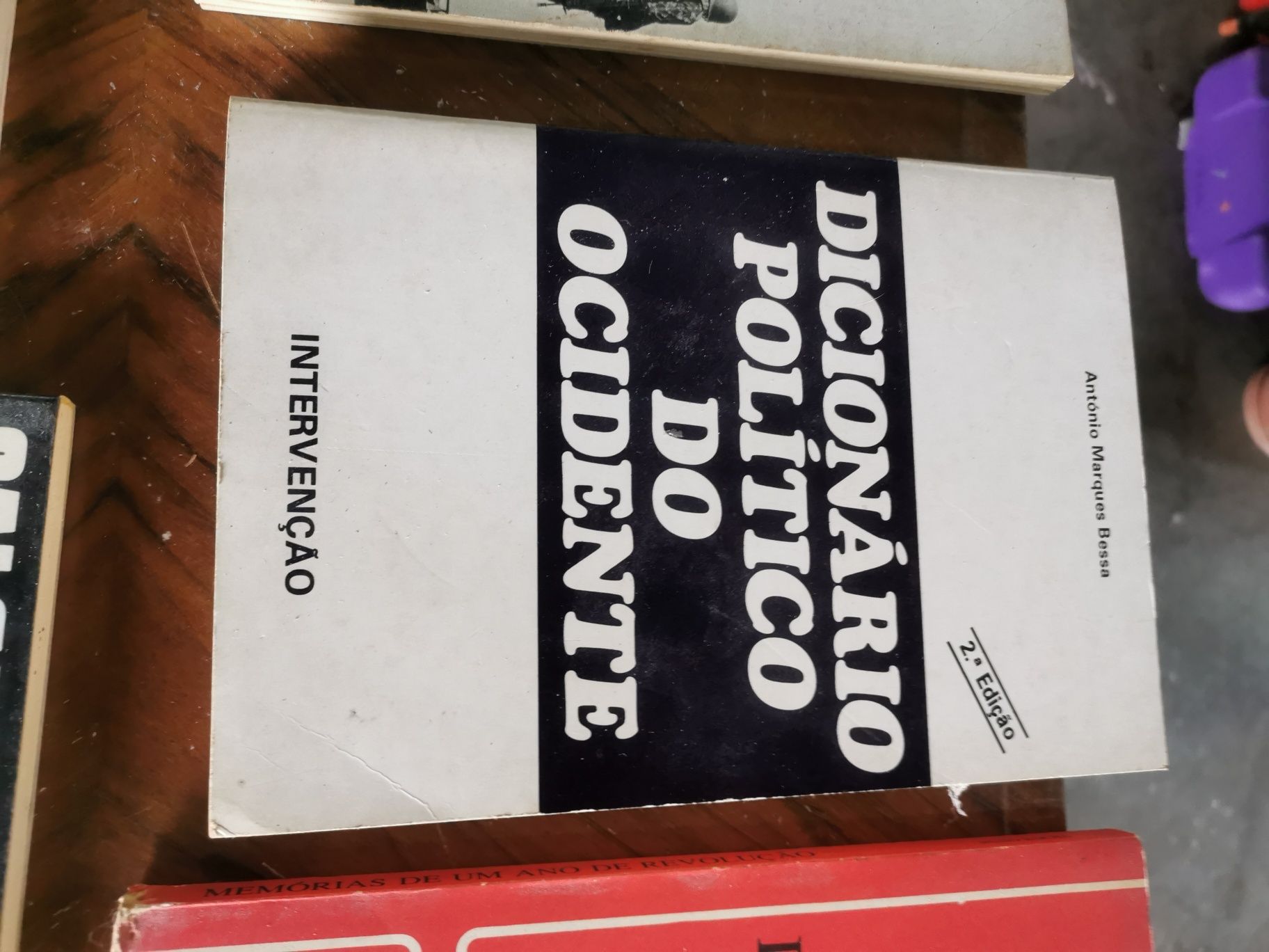 Livros políticos do regime e pós 25 de abril 1974