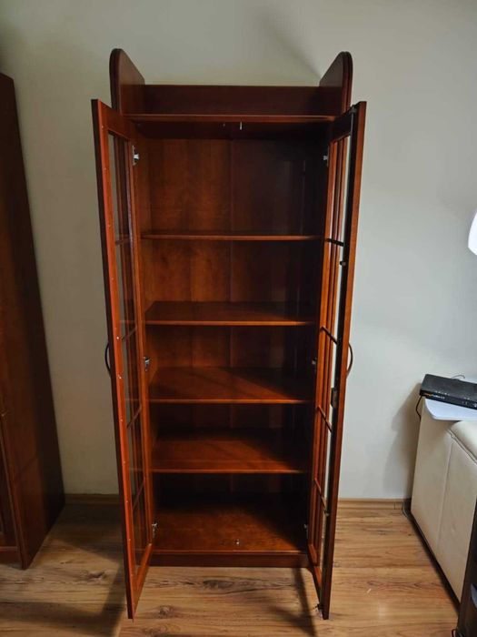 Biblioteczka / witryna w kolorze cherry