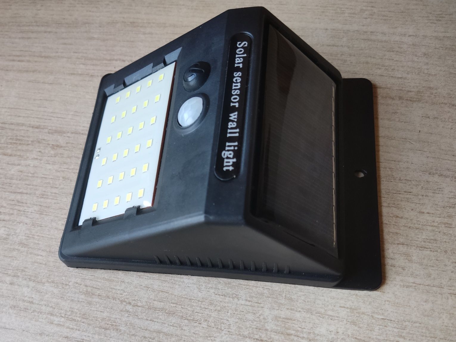 Светодиодный светильник с солнечной панелью