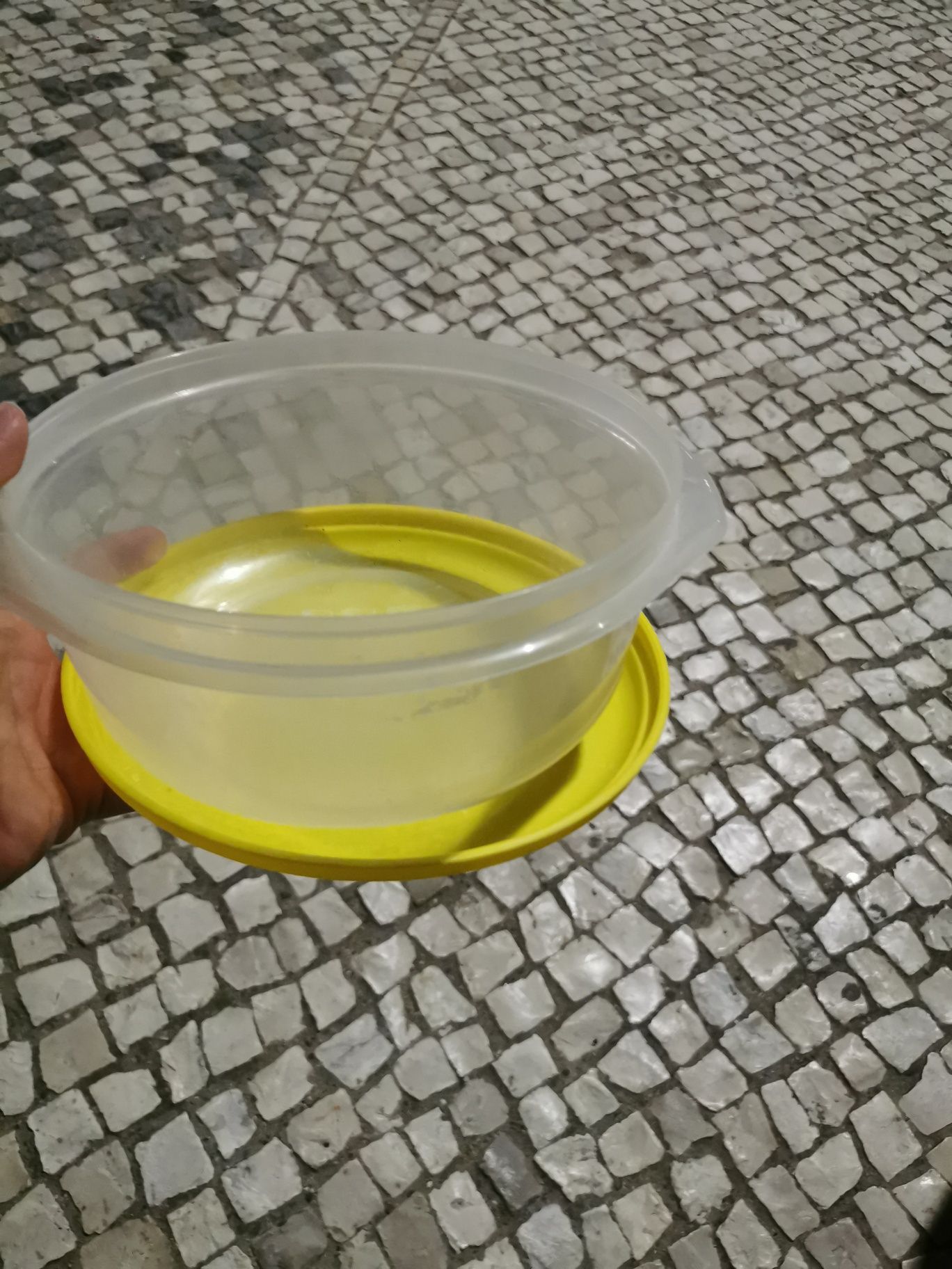 Tupperware amarelo