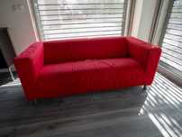 Sofá vermelho IKEA 180 por 85 largura por 65 altura