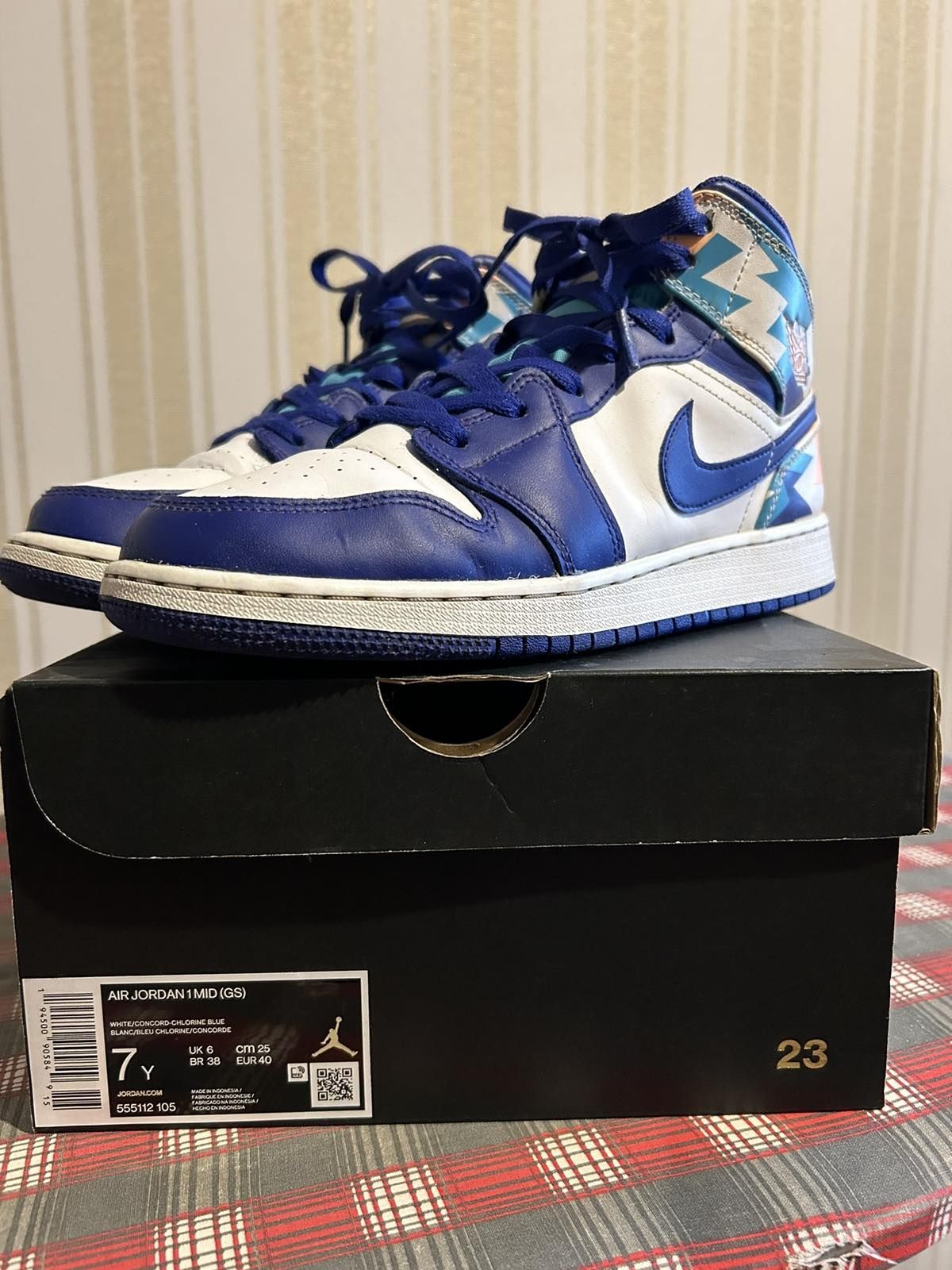 Продам кроссовки Air Jordan 1 Mid