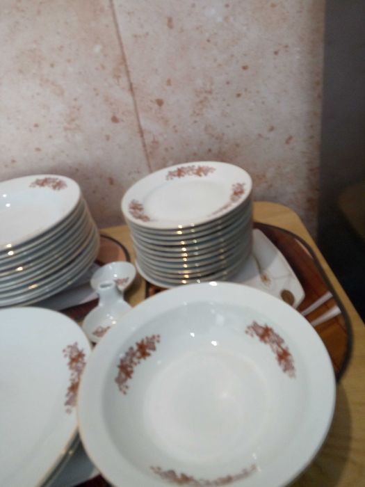 Serwis obiadowy na 12 osób biała porcelana ,ornamenty kwiatowe - PRL