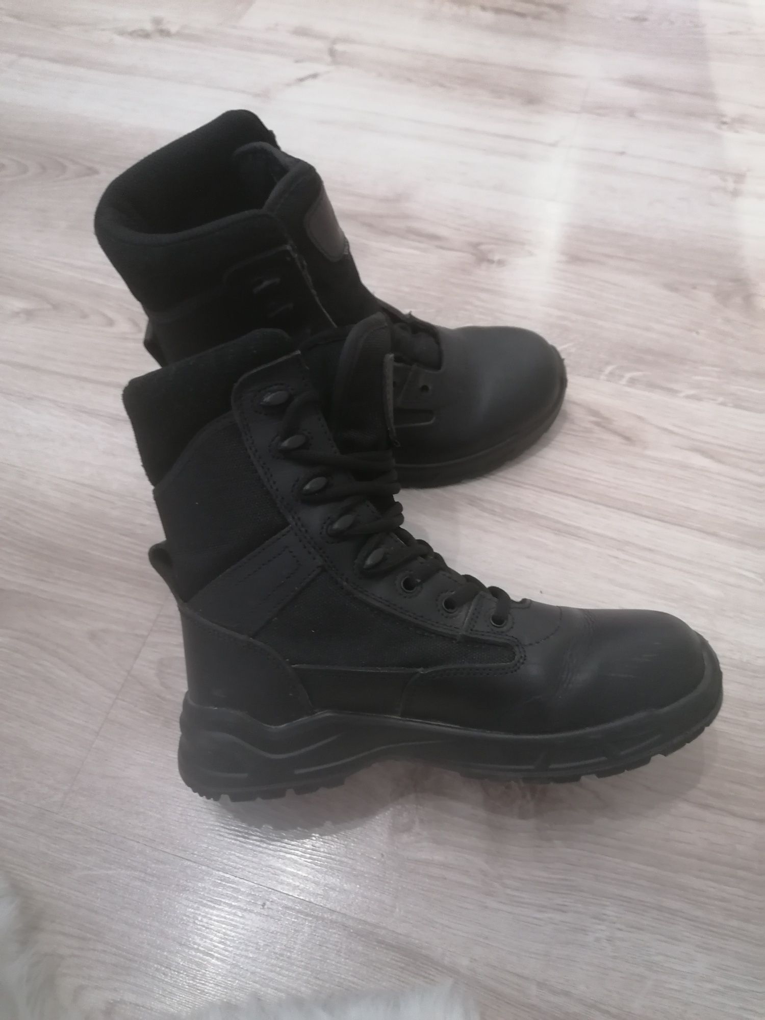 Czarne buty wojskowe