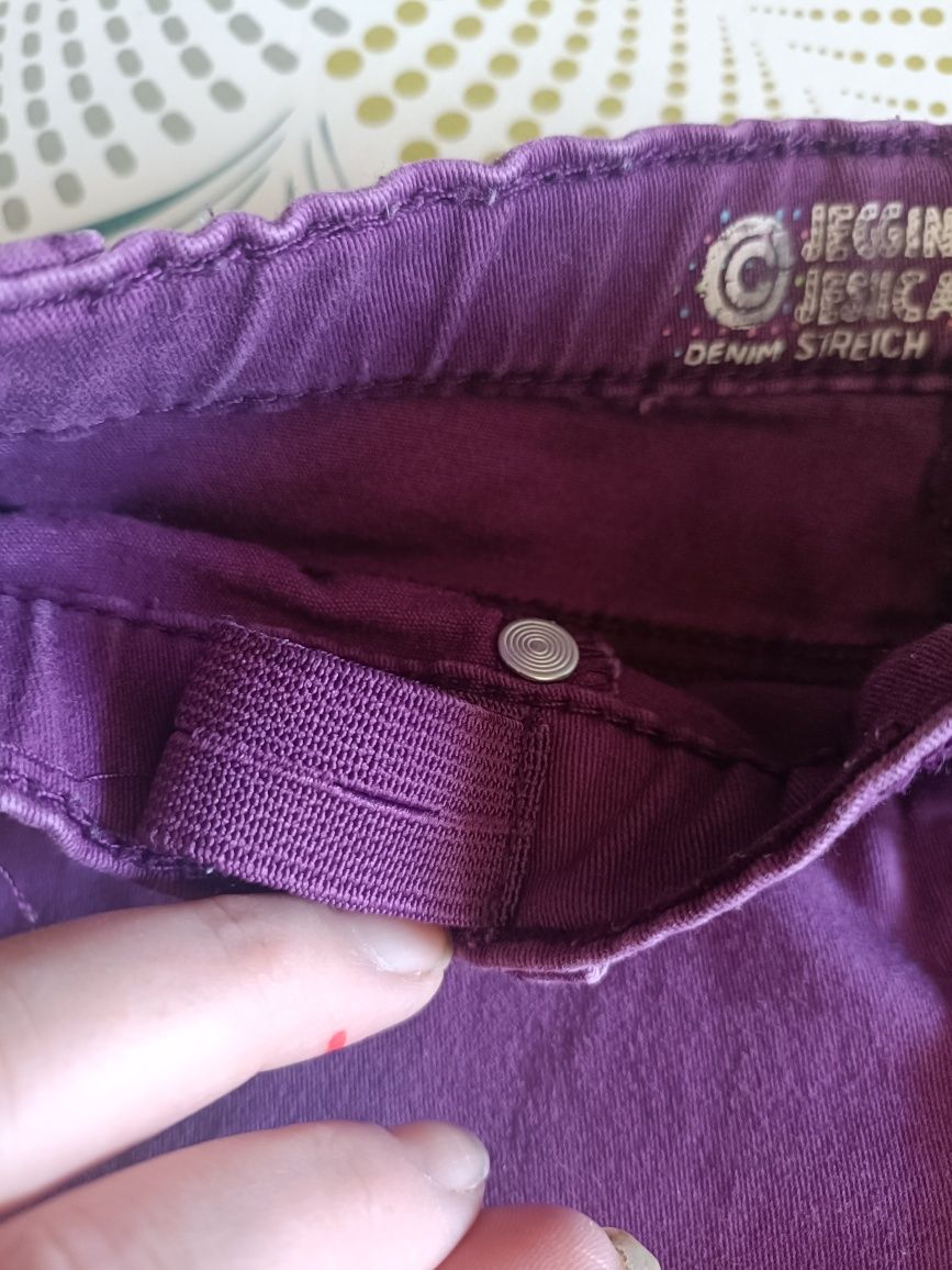 Fioletowe spodnie rurki jeans rozmiar 104. Cubus