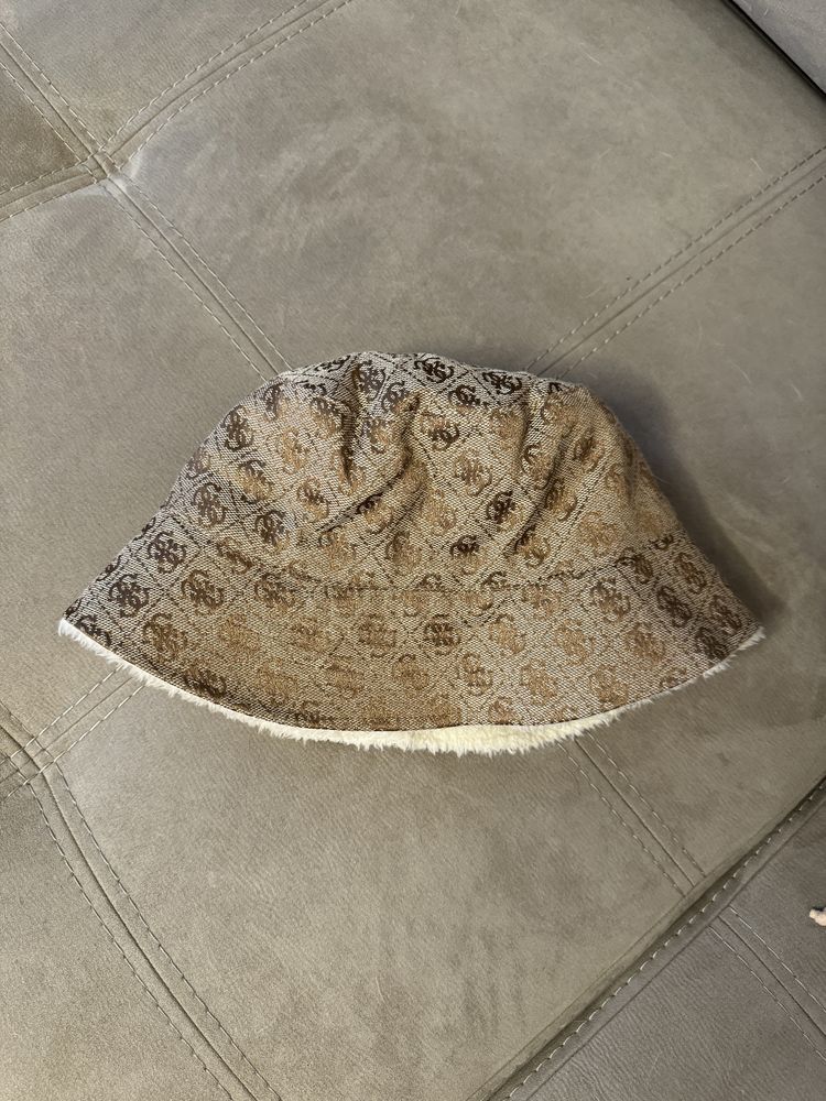 Теплий капелюх Guess