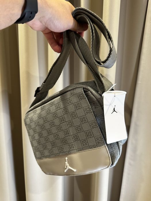 Чоловічі сумки через плече Jordan Monogram в білому та сірому кольорах