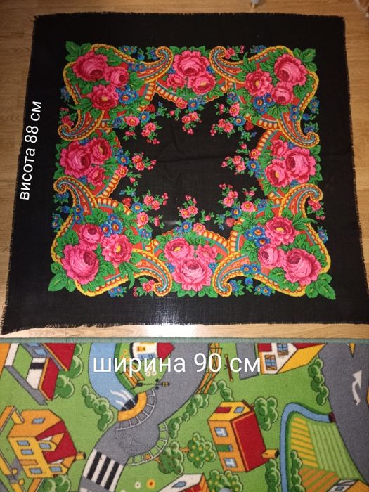 Хустки різних розмірів ціною від 70 грн до 300 грн.