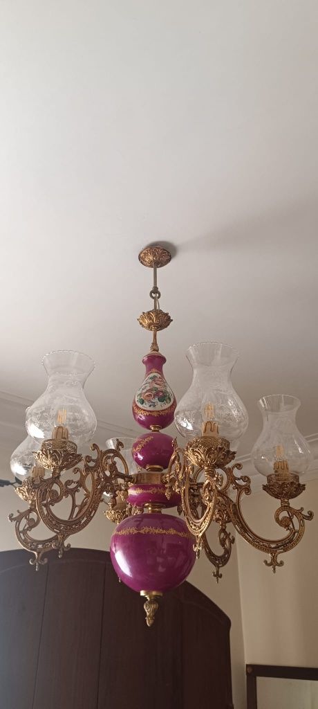 Candeeiro de tecto de louça, latão e vidro