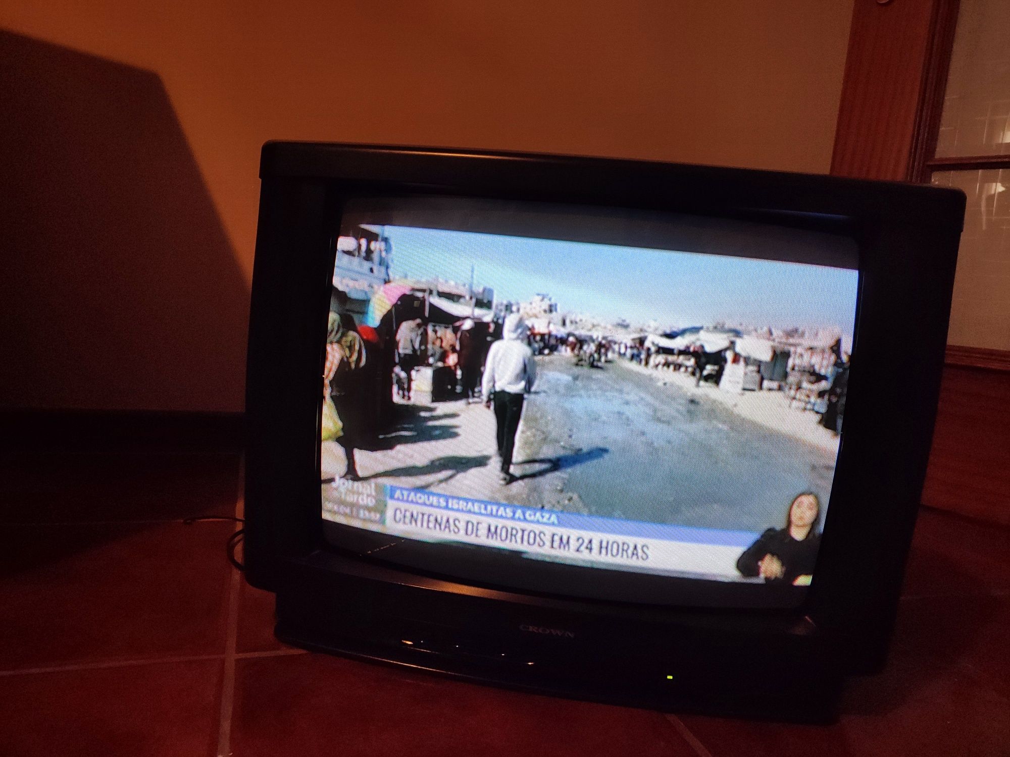 Televisão Crown  + acessórios