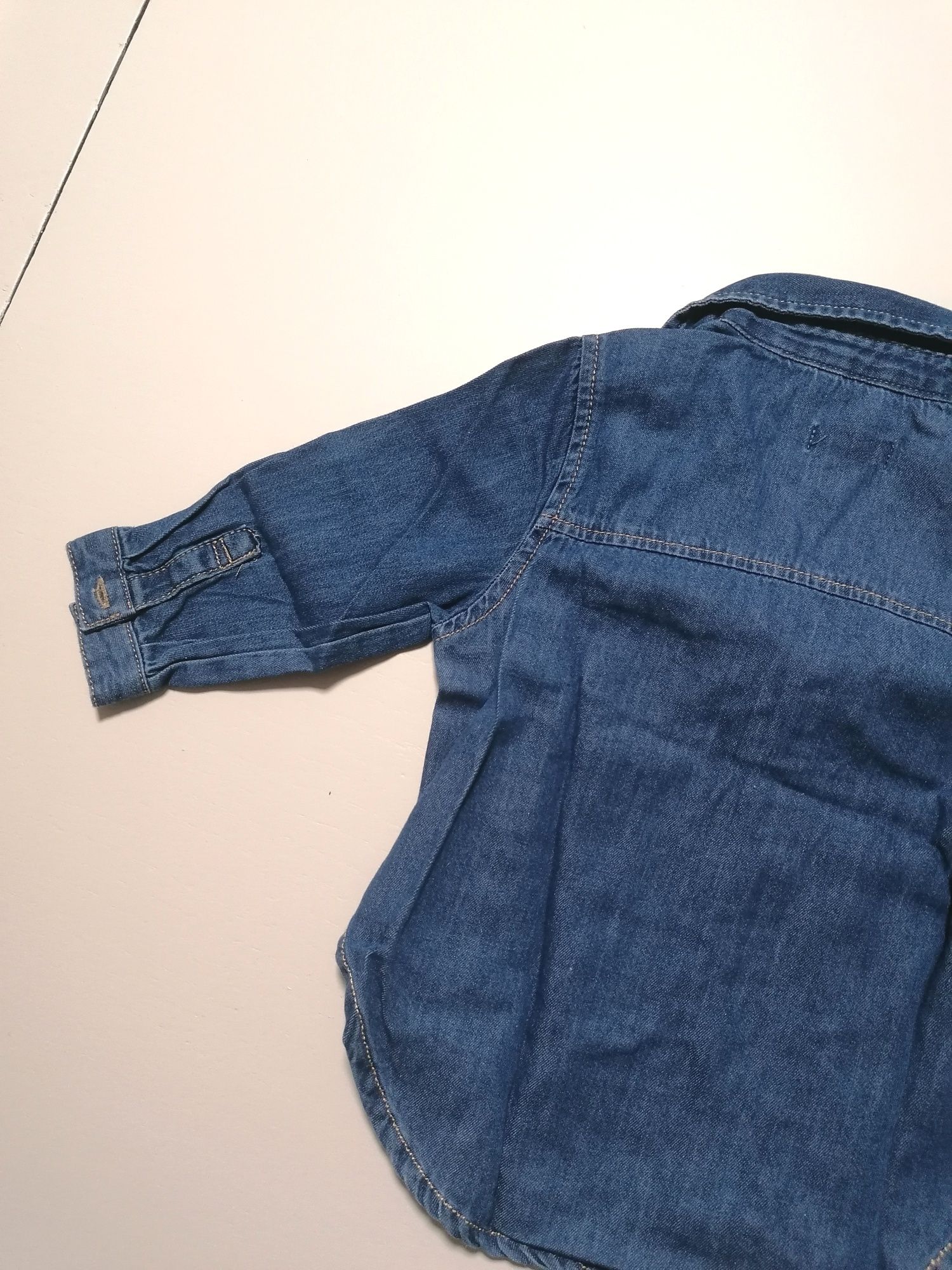 Camisa de Ganga de Bebé Menino
Tamanho 7 meses (71cm)
Kiabi
.
Caracte