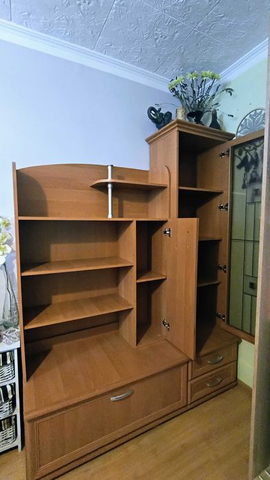 Zestaw mebli pokojowych (Szafa + Regał + Słupek) – Pojemne i Kompletne