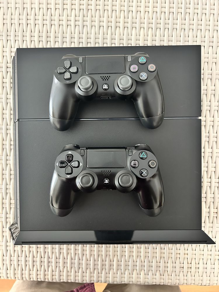 Playstation 4 - PS4 - como nova + 2 comandos + 5 jogos