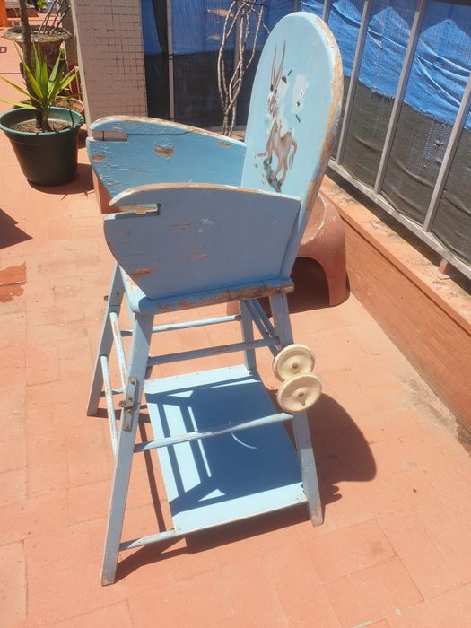 Cadeira antiga de criança madeira