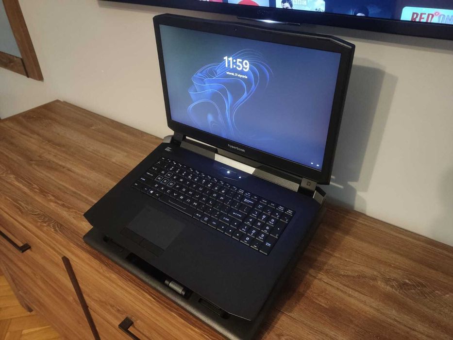 Hyperbook x77 | i9 9900K | RTX 2080 8GB | 64GB RAM | 3TB SSD NVMe