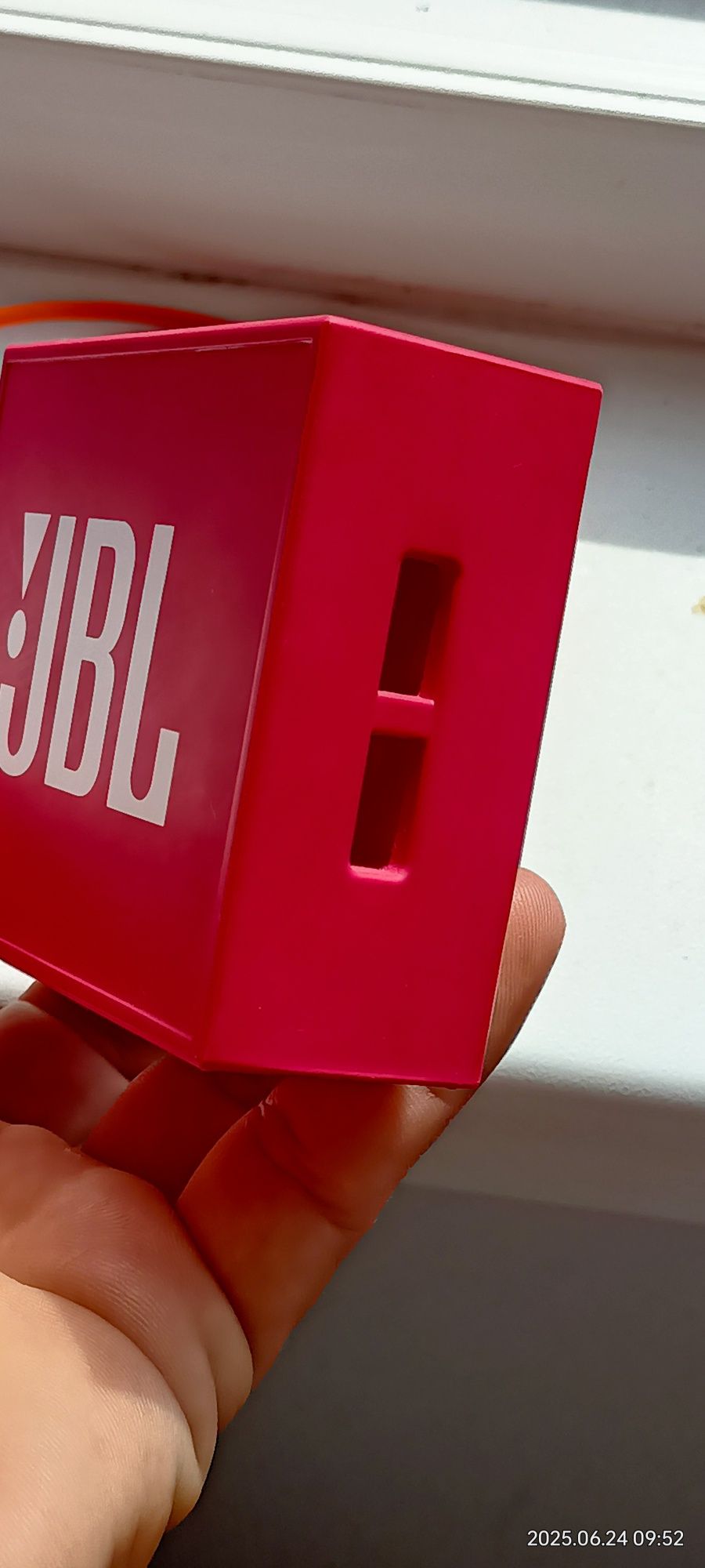 I'm selling a JBL GO speaker.
