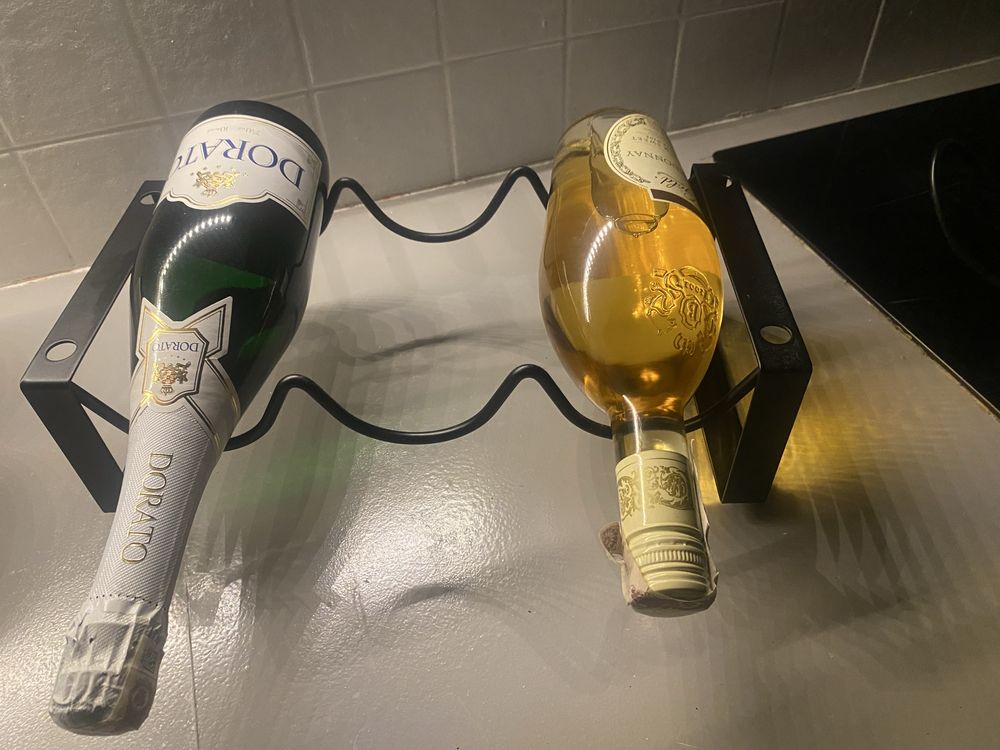 Stojak czarny na wino