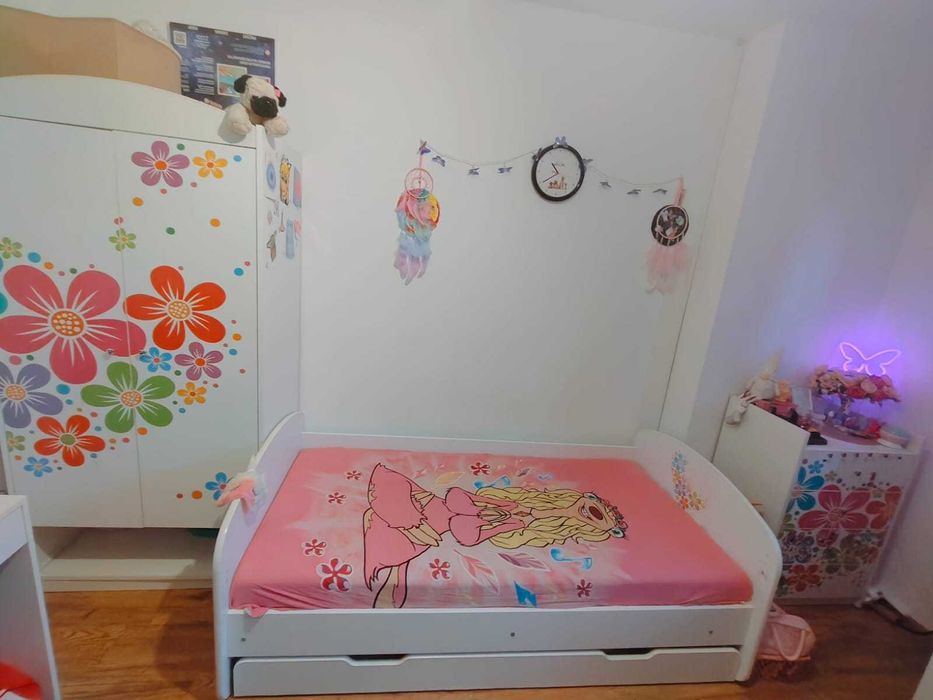 Zestaw mebli dziecięcych. Łóżko, komoda, szafa.