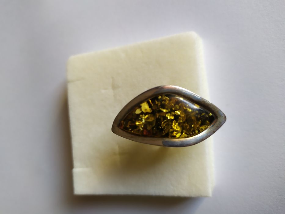 Pierścionki srebrne z bursztynem