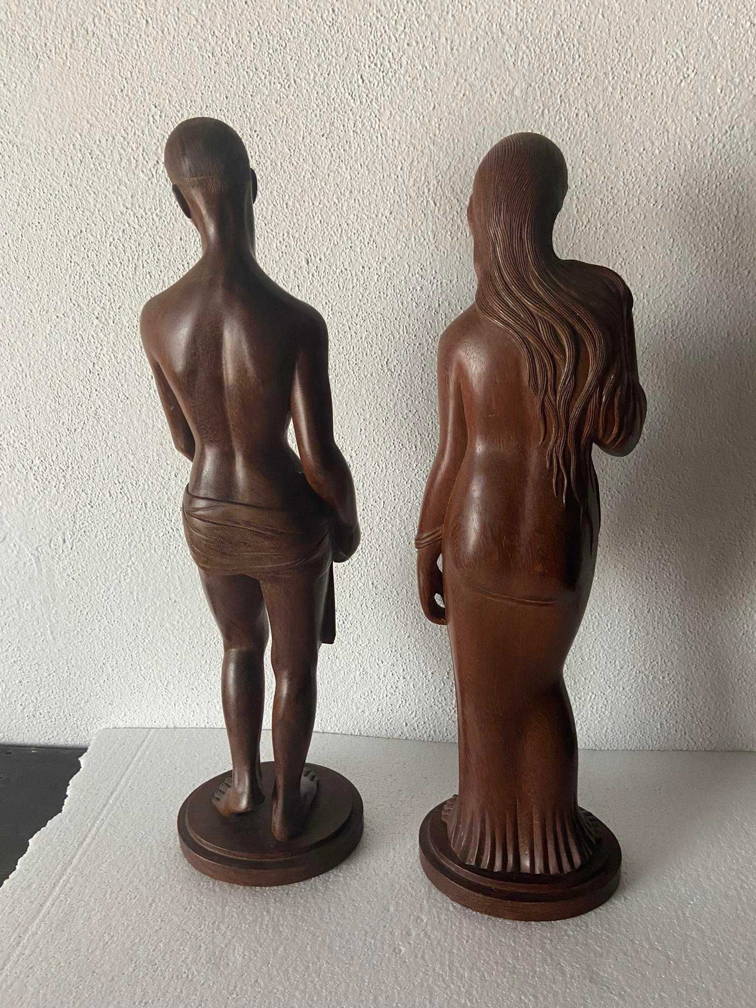 Estatuetas de casal estilo Arte Deco esculpidas em madeira de Sissó