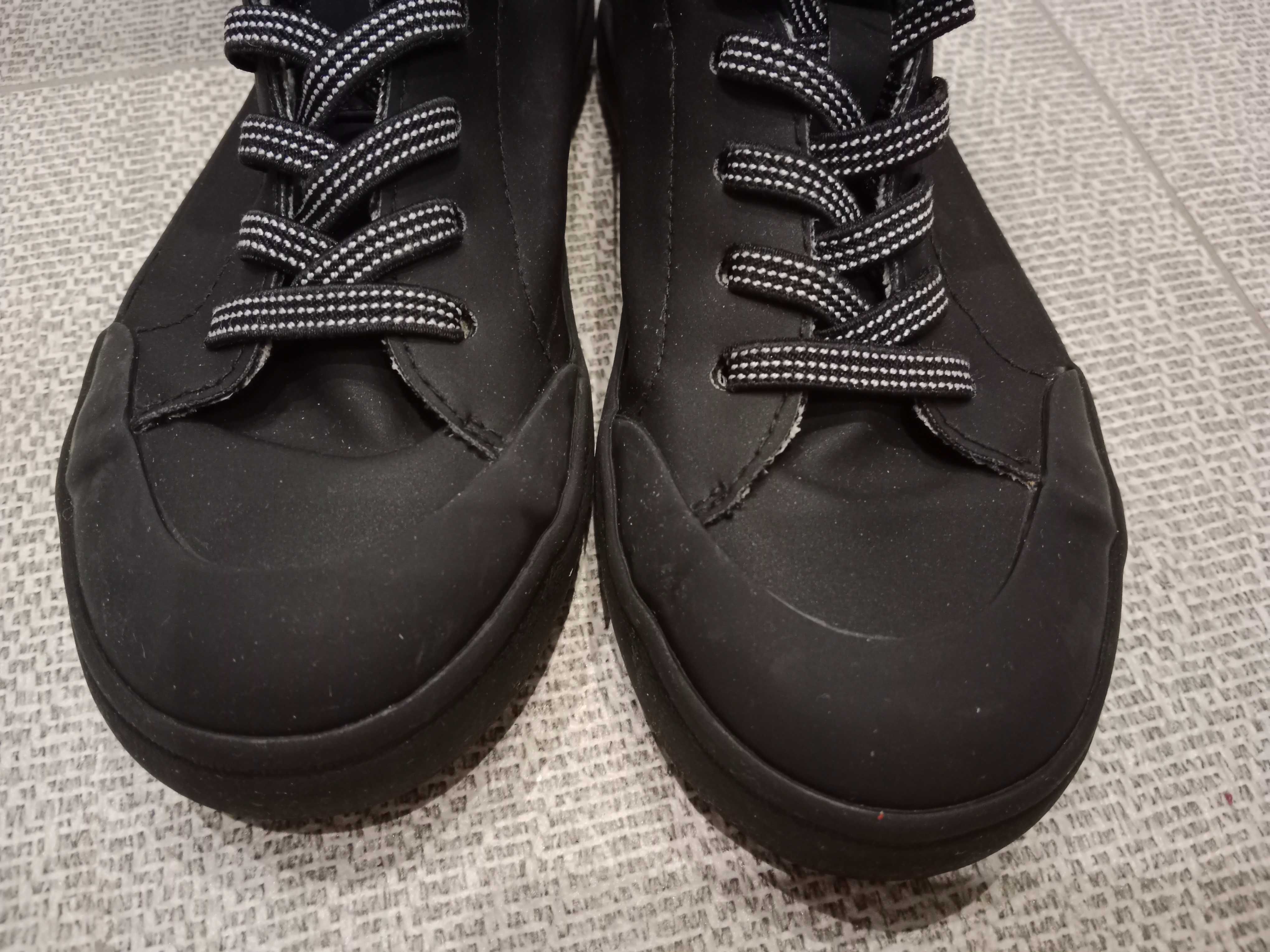 Buty trzewiki wysokie zimowe przejściowe czarne trampki HM r. 33