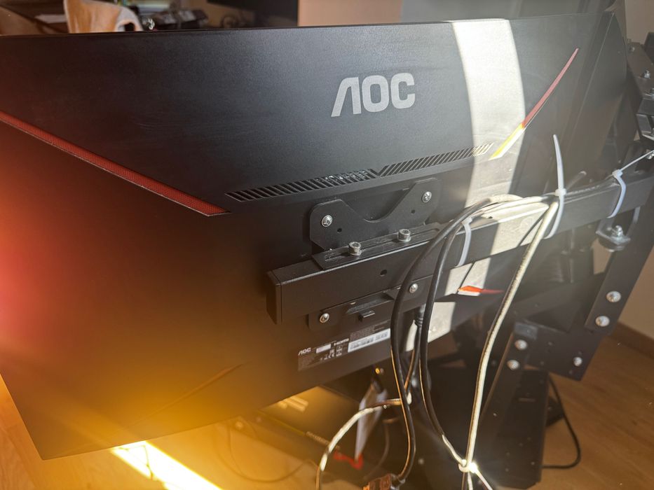 3 Monitores AOC C27G1 144 Hz – avariados (imagem com linhas)