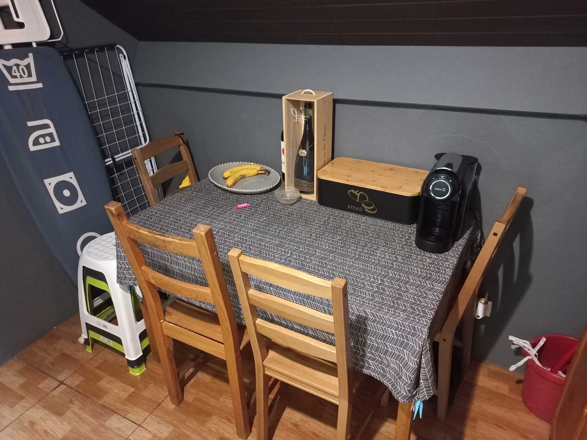 Mesa com bastante uso e 4 cadeiras