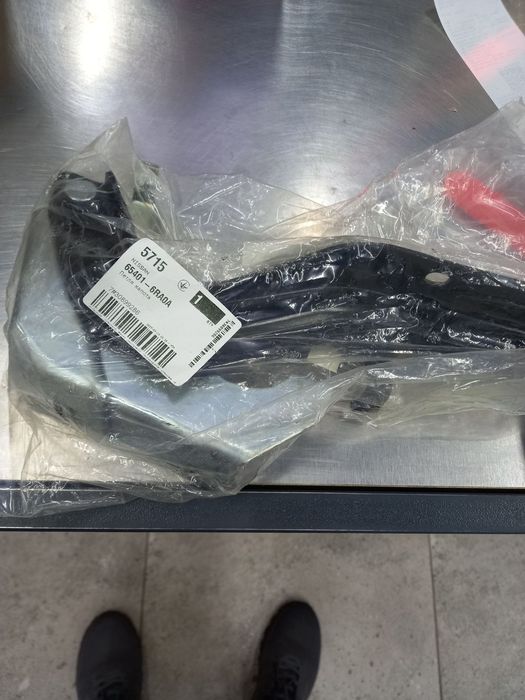 Петля ліва капот Nissan Rogue T33 оригінал