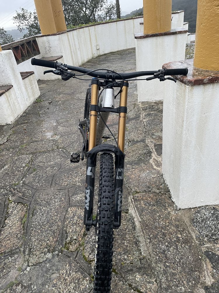 Bicicleta Downhill Canyon Sender 2024