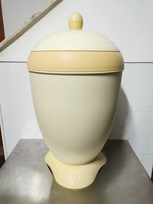 Caixa do pão + caixote do lixo