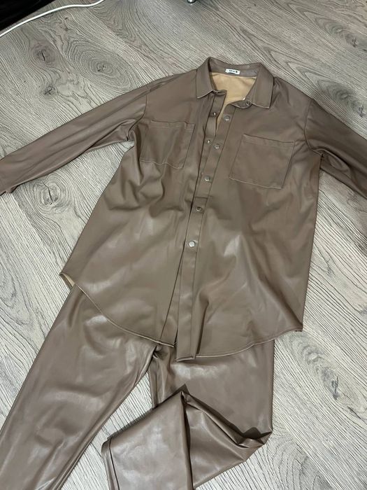 Жіночий костюм з екошкіри