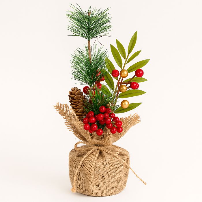 Arranjo natalino com pinha e frutos vermelhos