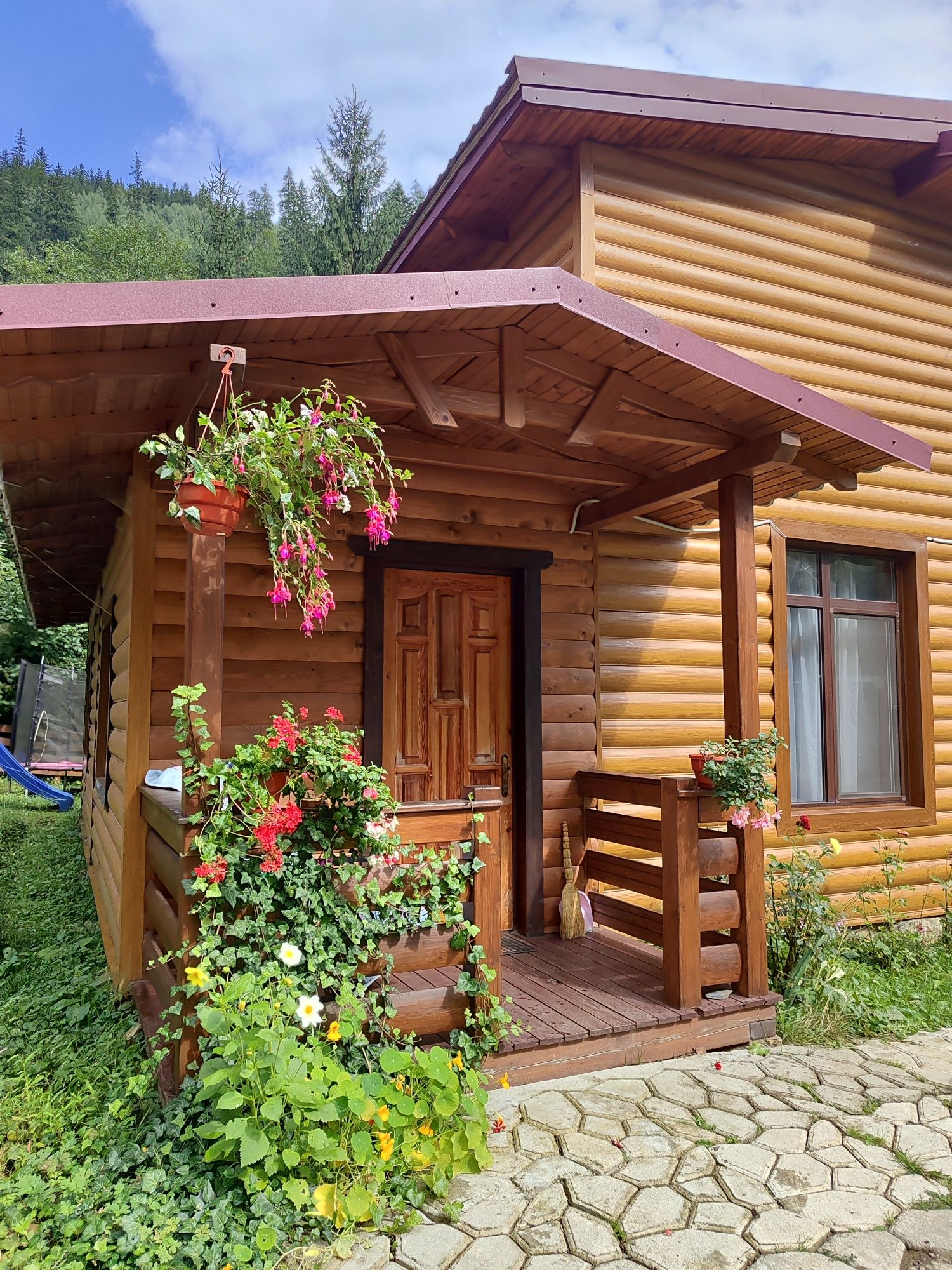 Відпочинок в Карпатах номер з окремим входом і кухнею .