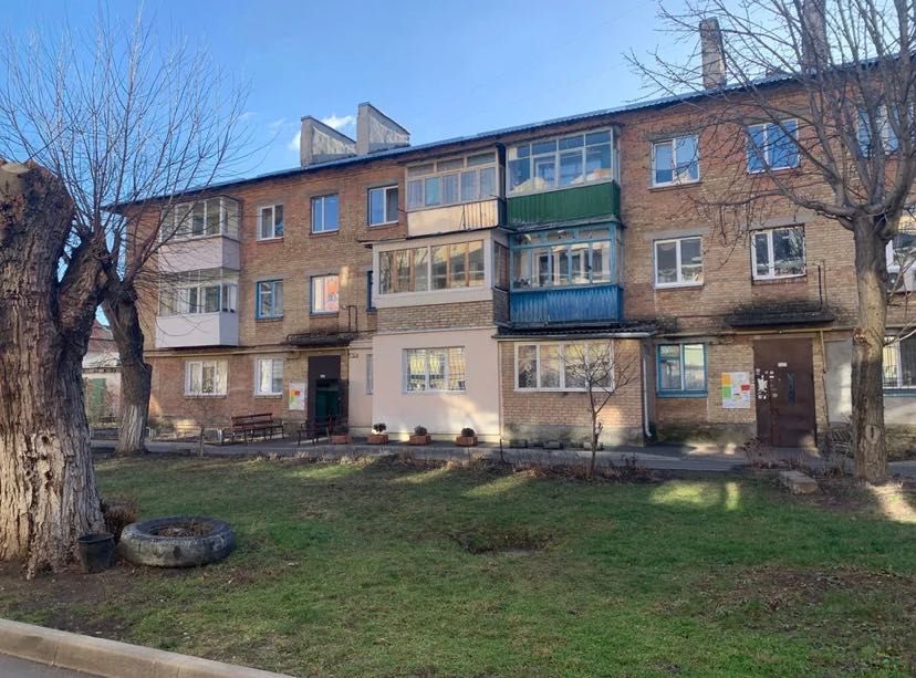 Продам двокімнатну квартиру центр Вишневого