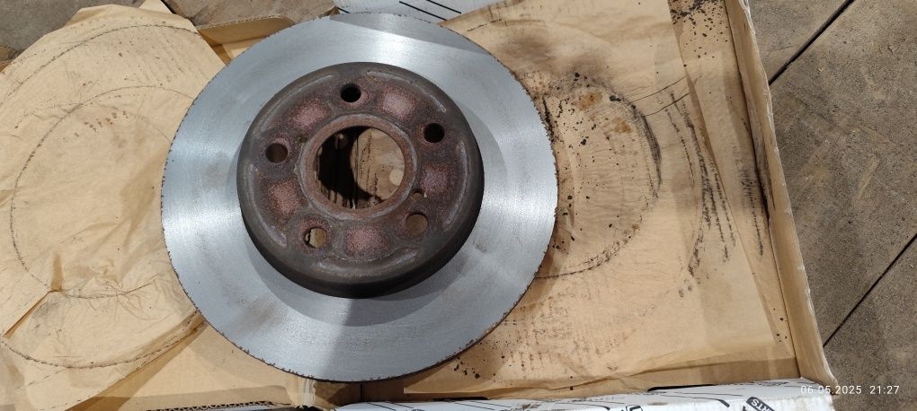 Передні тормозні диски Toyota Corolla e210 43512-02390 після проточки