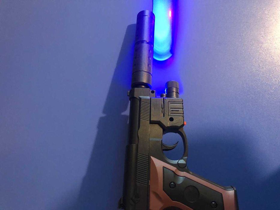 Пістолет з глушником,ультрафіолетовим ліхтариком та лазерним прицілом