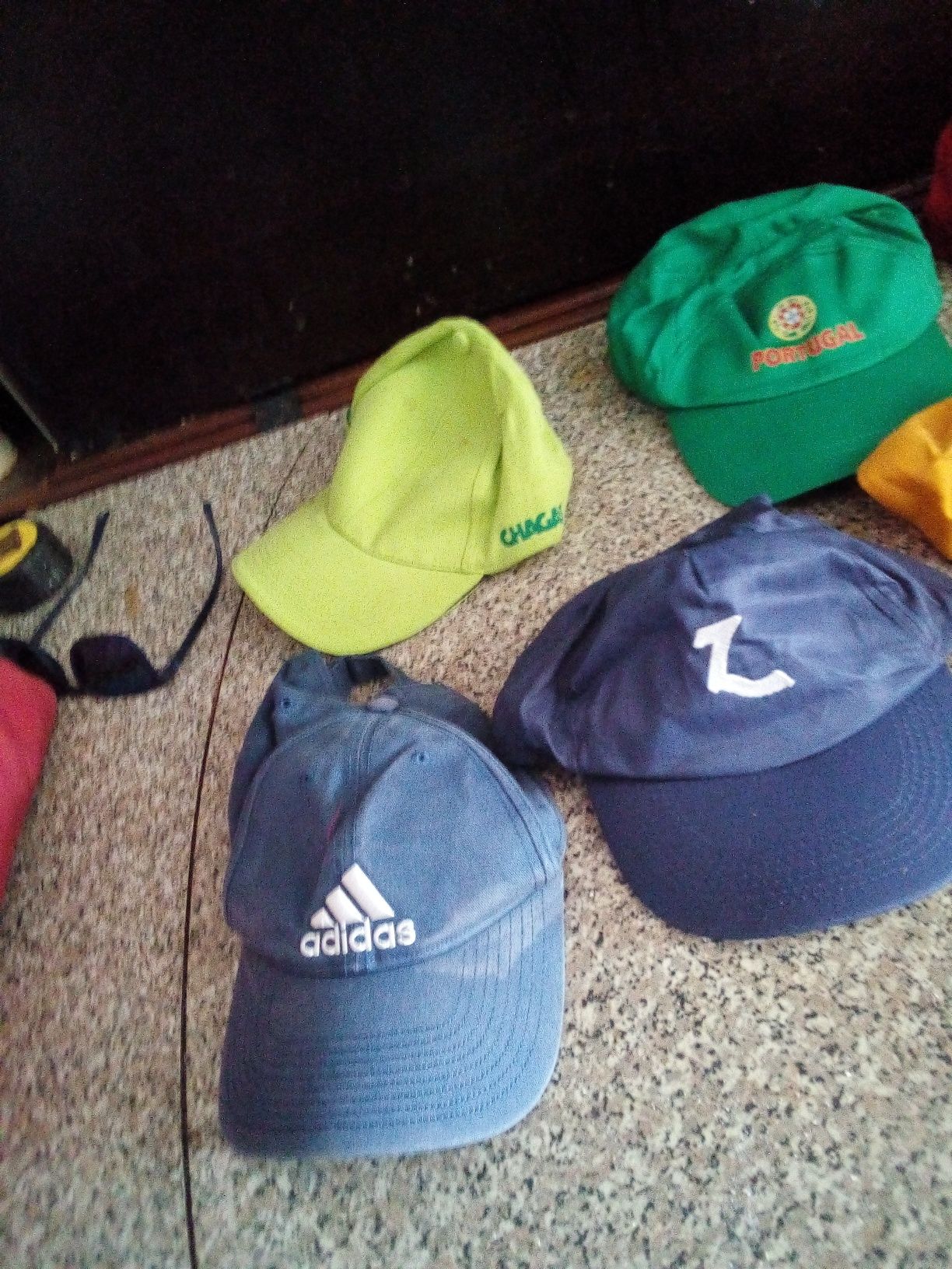 Conjunto de Bonés Diversos