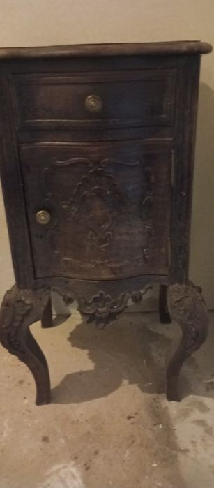 Móvel antigo em madeira