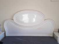 Cama de casal em madeira lacado a branco