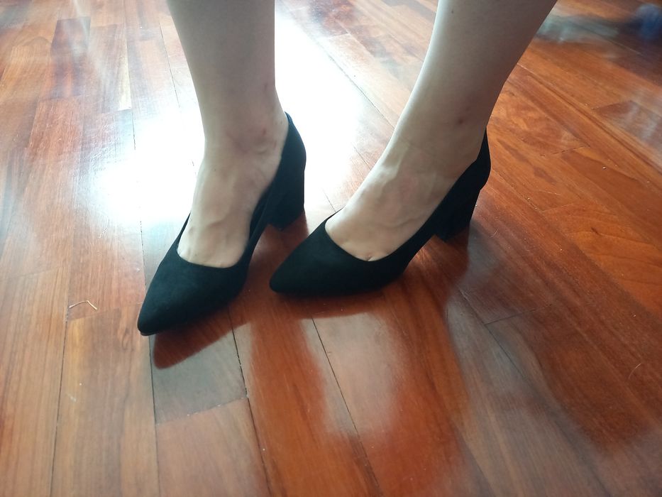 Sapatos pretos novos