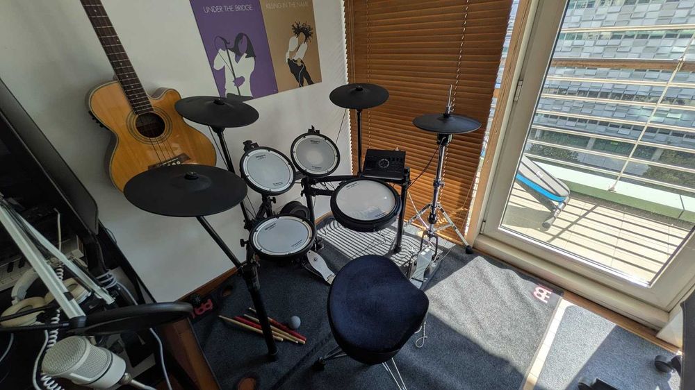 Roland TD-17KVX2 e-drum kit + hi-hat stand + extras (like new)