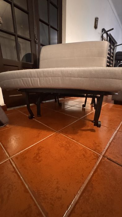 Divãn com colchão, em muito bom estado