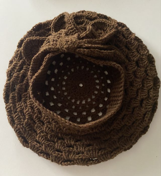 Beret na szydelku kwiatek