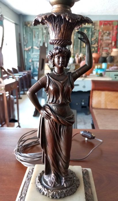 Antigo candeeiro de mesa Arte Nova