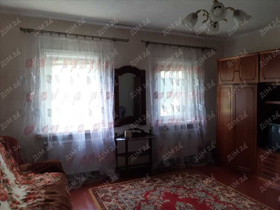 Будинок на два входи. Заходь та живи!