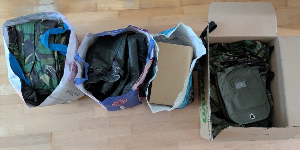 Lote Fardas e Material Militar