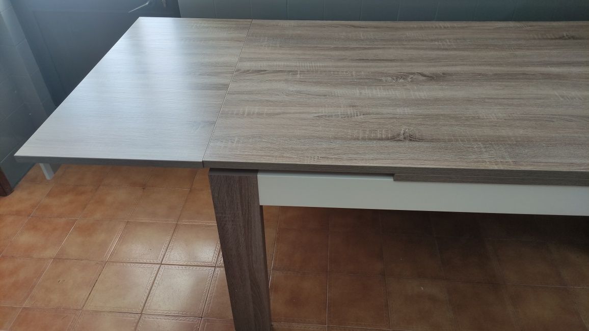 Mesa extensivel com cadeiras